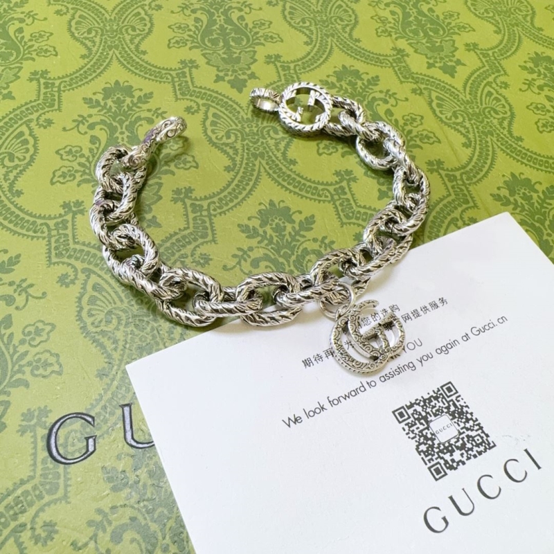 G*u*i bracelets